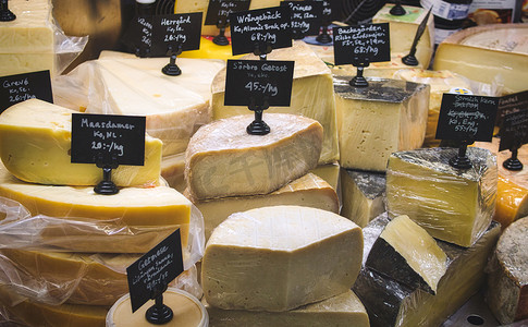 超市标签摄影照片_超市熟食柜台出售的各种奶酪