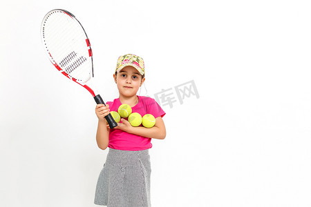 可爱羽毛球摄影照片_白色背景中手里拿着网球拍的可爱小女孩