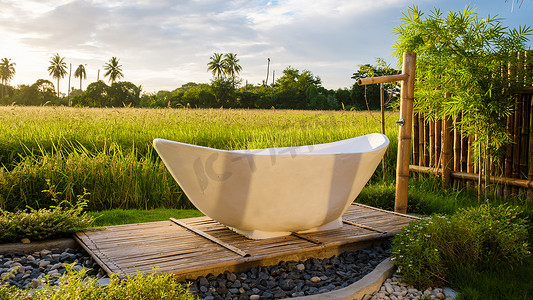 在泰国一家寄宿家庭度假，外面有白色浴缸，有绿色的稻田