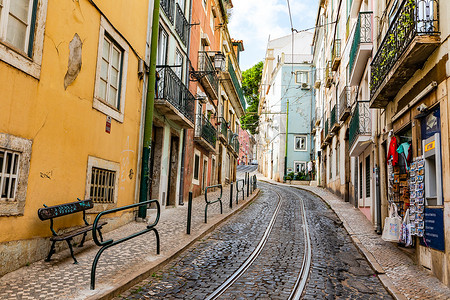 28E电车穿过葡萄牙里斯本里斯本老城的一条狭窄街道