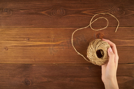 手工编织钩针摄影照片_深色木质背景上带有复制空间的女手工编织毛线的顶部视图