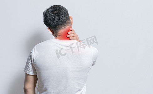 颈部疼痛摄影照片_有肩颈问题的人的特写、在孤立的背景下触摸肩膀的酸痛人、腰椎和肌肉问题的概念