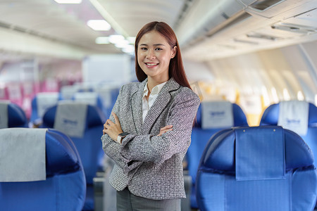 坐飞机摄影照片_一位年轻的亚洲女商人在乘坐飞机时微笑的肖像