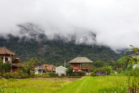 金塔马尼巴杜尔火山附近的农田景观。
