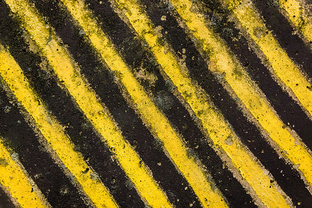 危险禁区指定、混凝土纹理背景上的黑色和黄色对角线