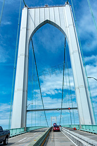 克莱伯恩佩尔桥是世界上最长的悬索桥之一，位于美国罗得岛纽波特。