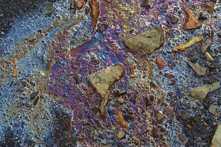 沥青质地上的彩色燃料和石油显示出严重的环境污染。