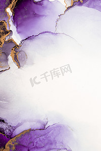 液体流体摄影照片_纸上大理石液体水墨艺术画的紫金抽象背景。