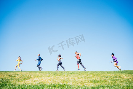 一群在公园里训练的跑步者。