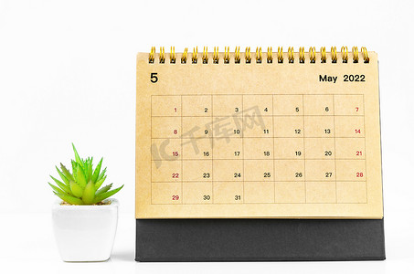 2022 年 5 月台历，白桌上有花盆。