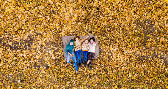 一家人躺在黄叶上