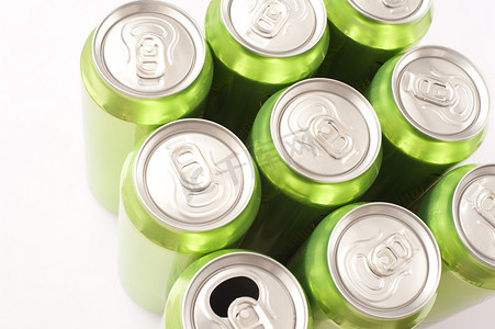 绿色罐装能量饮料