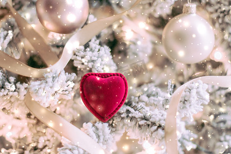 圣诞树上的心形珠宝礼盒、除夕夜、情人节和寒假的爱心礼物