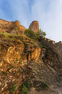 塔底部摄影照片_纳里卡拉堡垒的底部景观，姆塔茨明达山上的古老地标。
