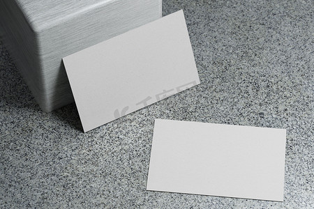 个人名片设计摄影照片_白色名片纸样机模板，带有空白空间封面，用于在大理石地板背景上插入公司徽标或个人身份。