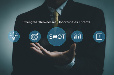 耐热图标摄影照片_手商人图标 SWOT 优势劣势机会威胁虚拟屏幕。商业营销概念。