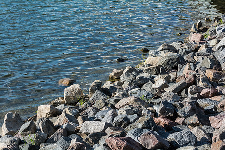 岩设计摄影照片_湖边的岩石堆
