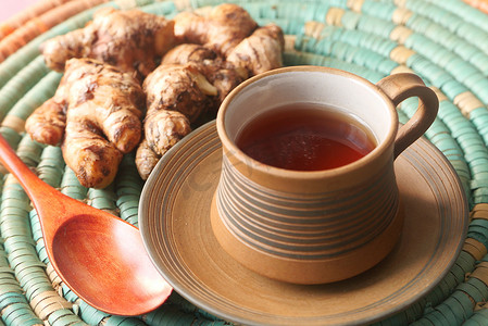 木制背景上的姜茶的顶视图。