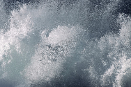 悉尼邦迪海滩附近巨浪拍打的特写镜头