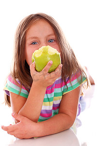 苹果游戏摄影照片_吃青苹果的小女孩