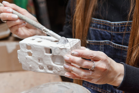 一位陶艺大师手里拿着粘土制品。
