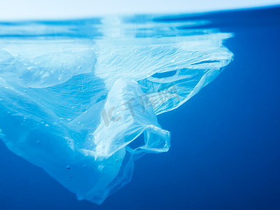 海上垃圾摄影照片_漂浮在海上水下的塑料袋