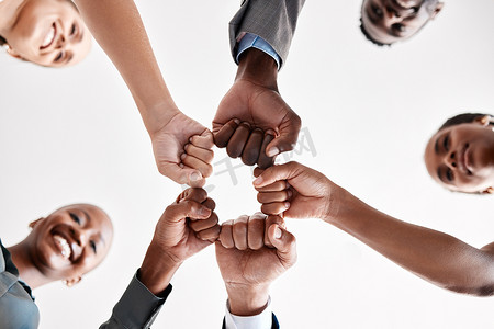 多样性、手或拳头的商务人士在工作中信任、团结和支持。