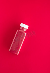 饮品banner摄影照片_排毒超级食品草莓冰沙瓶，用​​于减肥清洁。红色背景，食品和营养专家博客的平面设计