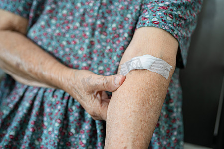 亚洲老年或老年老妇患者在每年进行身体健康检查以检查胆固醇、血压和血糖水平的抽血测试后，显示棉毛止血。