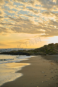 城市海景摄影照片_早晨，海上日出，自然海景，地平线上的希腊城市干尼亚克里特岛