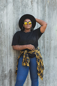夏季户外广告摄影照片_特写肖像时尚年轻的非洲裔美国女孩，一头卷发，戴着时尚太阳镜，在城市里有复制空间和广告场所 — Instagram 风格的夏季时髦照片