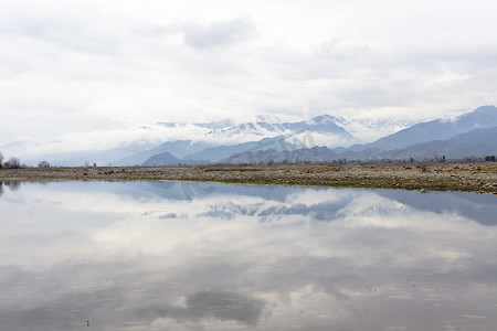 下雨农村风景摄影照片_被雪和云覆盖的山脉的美丽风景