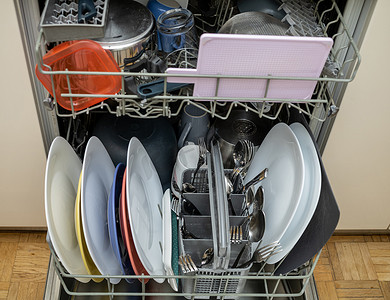 有干净的盘子、器物和罐的开放式洗碗机