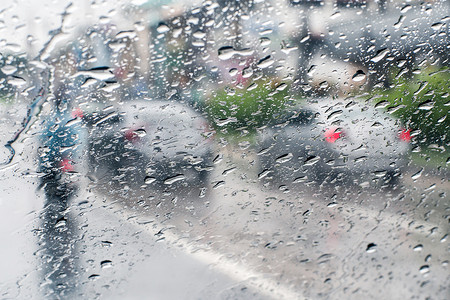 堵车时车内挡风玻璃上的雨滴