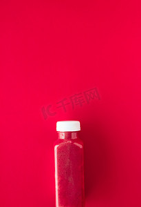 排毒超级食品草莓冰沙瓶，用​​于减肥清洁。红色背景，食品和营养专家博客的平面设计