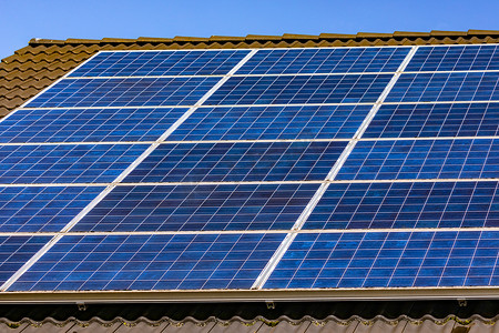 房屋上用于产生可持续能源的光伏系统的太阳能模块