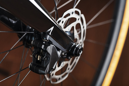 带液压公路制动系统特写的自行车制动盘