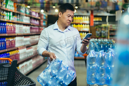 粮食危机，饮用水短缺，亚洲男子在超市购买瓶装水