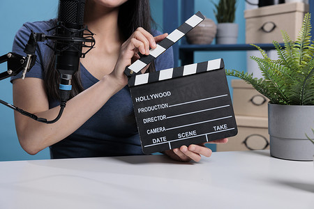 电影导演拿着电影石板在摄像机前录制视频博客