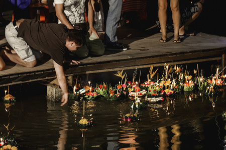 泰国普吉岛-2012 年 11 月 28 日。当地人和游客通过释放仪式船只或灯漂浮在海中庆祝水灯节。