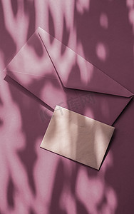 美容品牌标识作为紫色阴影背景下在线奢侈品牌的平面模型设计、名片和信件