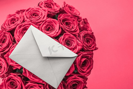 信封书信摄影照片_情人节送情书和鲜花、奢华玫瑰花束和粉色背景卡片，打造浪漫假日设计