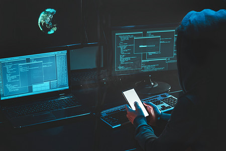 头顶黑客在笔记本电脑和手机上工作，在暗室中输入文本，匿名黑客使用手机恶意软件破解密码，个人数据从银行窃取资金。