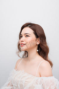 白裙摄影照片_美丽微笑的亚洲年轻女性，穿着白裙，皮肤干净、清新、容光焕发、完美