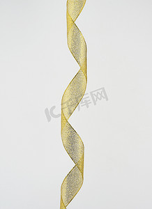 扭曲的金色丝绸装饰丝带，用于包装礼品