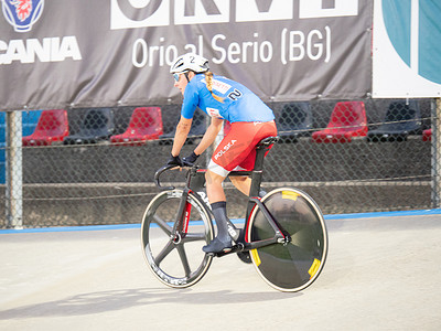 意大利菲奥伦佐拉 — 2022年8月3日：菲奥伦佐拉达尔达（皮亚琴察）的6天玫瑰，历史自行车赛道自行车赛