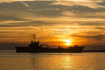 夕阳下的散装货船在海上