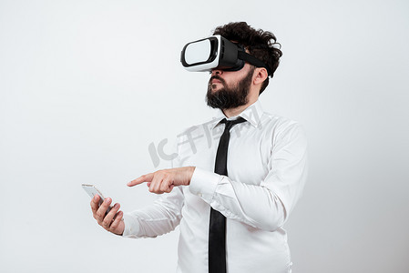 男子拿着手机，戴着 Vr 眼镜，用一根手指指着最近的更新。
