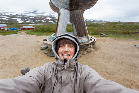 旅游男子自拍北极圈中心。