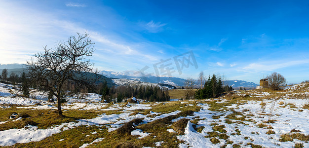 喀尔巴阡山脉山谷覆盖着新雪。